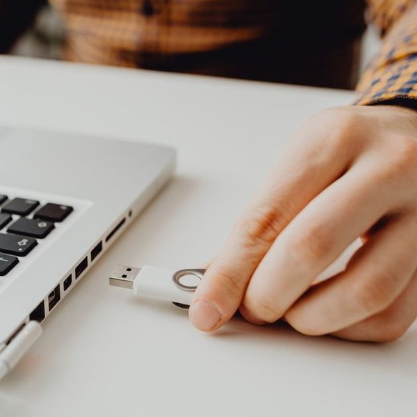 USB Stick Not Showing Files? What’s Happened and How to Get Them Back 2 USB stick being plugged into a laptop — files missing from the drive
